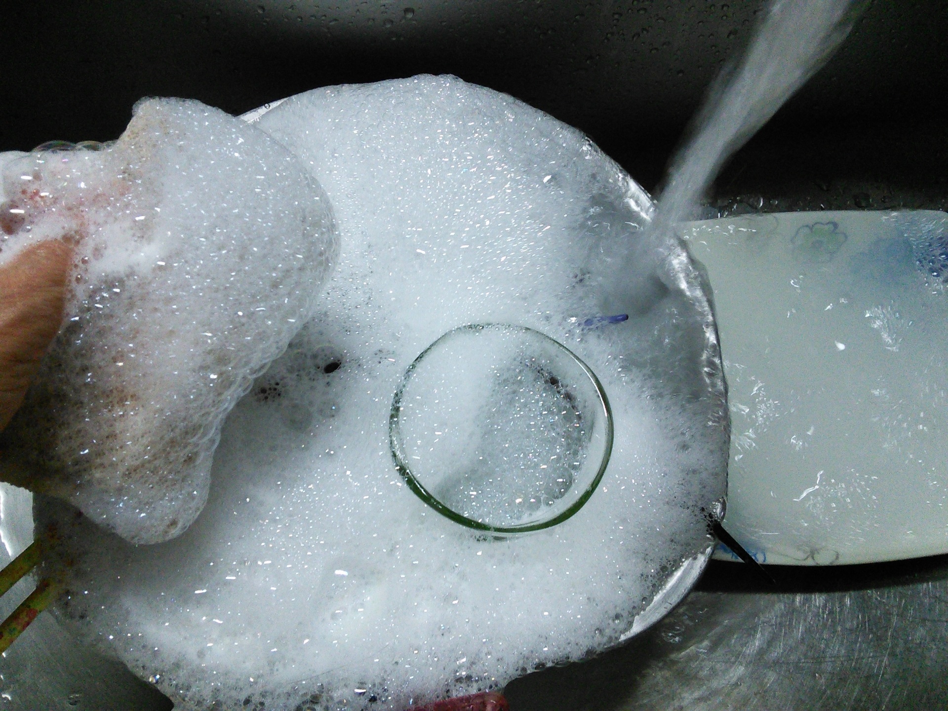 水質汚染対策のため食器洗いは洗剤を使いすぎない事